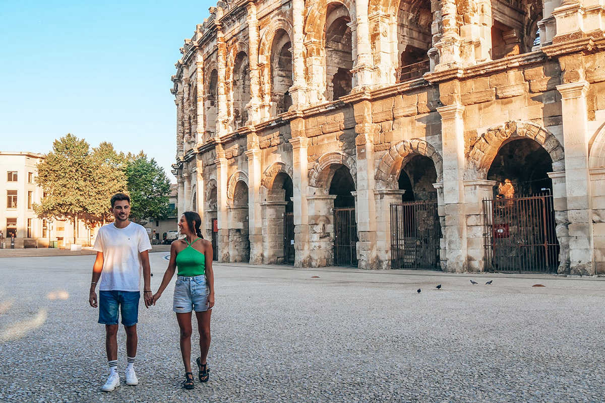 Couple devant Arènes de Nîmes